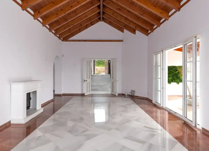 CHARMING ANDALUSIAN-STYLE VILLA FOR SALE IN MARBELLA EAST