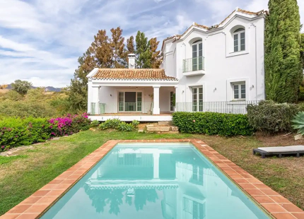 CHARMING ANDALUSIAN-STYLE VILLA FOR SALE IN MARBELLA EAST