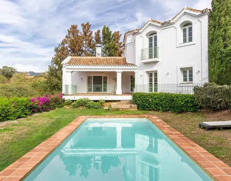 ENCANTADORA VILLA DE ESTILO ANDALUZ EN VENTA EN MARBELLA ESTE