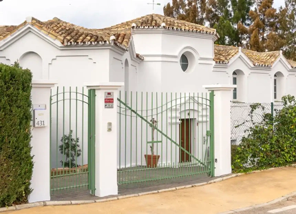 CHARMING ANDALUSIAN-STYLE VILLA FOR SALE IN MARBELLA EAST