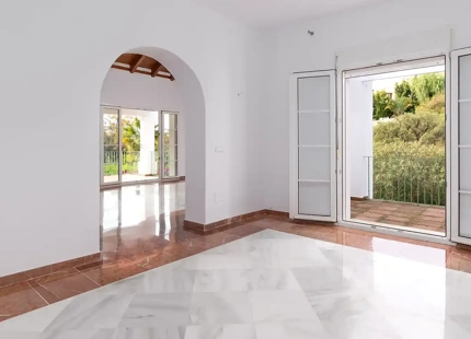 CHARMING ANDALUSIAN-STYLE VILLA FOR SALE IN MARBELLA EAST