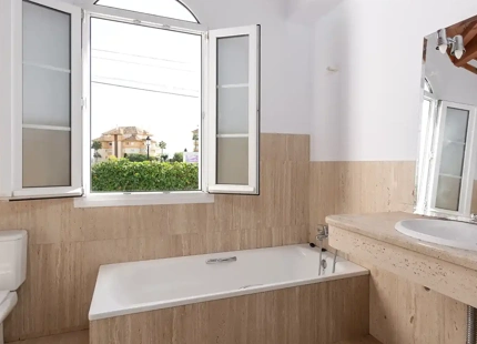 CHARMING ANDALUSIAN-STYLE VILLA FOR SALE IN MARBELLA EAST