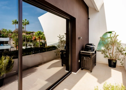 DÚPLEX ÁTICO CON IMPRESIONANTES TERRAZAS EN VENTA EN CABOPINO, MARBELLA ESTE