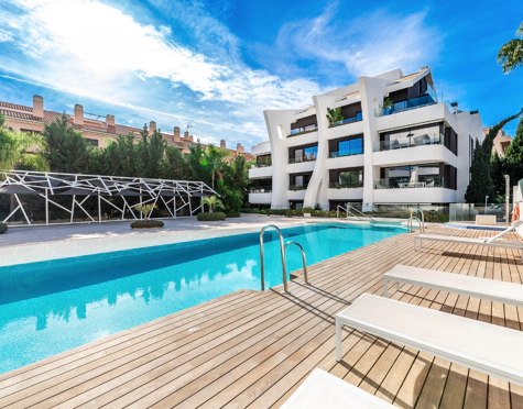 DÚPLEX ÁTICO CON IMPRESIONANTES TERRAZAS EN VENTA EN CABOPINO, MARBELLA ESTE