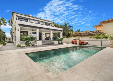 VILLA ACOGEDORA EN VENTA EN RÍO REAL, MARBELLA