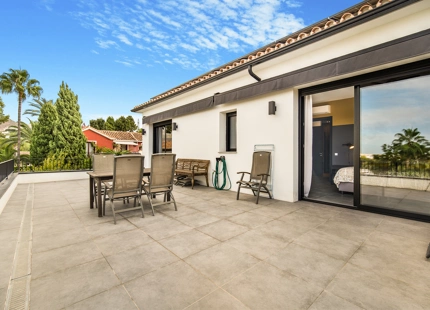 VILLA ACOGEDORA EN VENTA EN RÍO REAL, MARBELLA