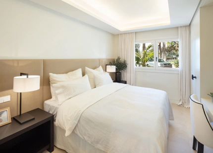 EXQUISITO APARTAMENTO EN PLANTA BAJA EN VENTA EN PUENTE ROMANO, EN LA MILLA DE ORO DE MARBELLA