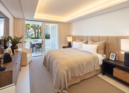 EXQUISITO APARTAMENTO EN PLANTA BAJA EN VENTA EN PUENTE ROMANO, EN LA MILLA DE ORO DE MARBELLA