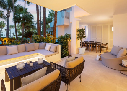 EXQUISITO APARTAMENTO EN PLANTA BAJA EN VENTA EN PUENTE ROMANO, EN LA MILLA DE ORO DE MARBELLA