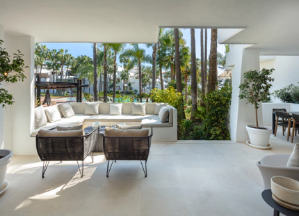 EXQUISITO APARTAMENTO EN PLANTA BAJA EN VENTA EN PUENTE ROMANO, EN LA MILLA DE ORO DE MARBELLA