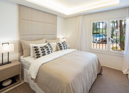 EXQUISITO APARTAMENTO EN PLANTA BAJA EN VENTA EN PUENTE ROMANO, EN LA MILLA DE ORO DE MARBELLA