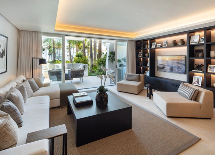 EXQUISITO APARTAMENTO EN PLANTA BAJA EN VENTA EN PUENTE ROMANO, EN LA MILLA DE ORO DE MARBELLA