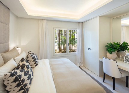 EXQUISITO APARTAMENTO EN PLANTA BAJA EN VENTA EN PUENTE ROMANO, EN LA MILLA DE ORO DE MARBELLA