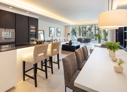 EXQUISITO APARTAMENTO EN PLANTA BAJA EN VENTA EN PUENTE ROMANO, EN LA MILLA DE ORO DE MARBELLA