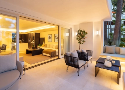EXQUISITO APARTAMENTO EN PLANTA BAJA EN VENTA EN PUENTE ROMANO, EN LA MILLA DE ORO DE MARBELLA