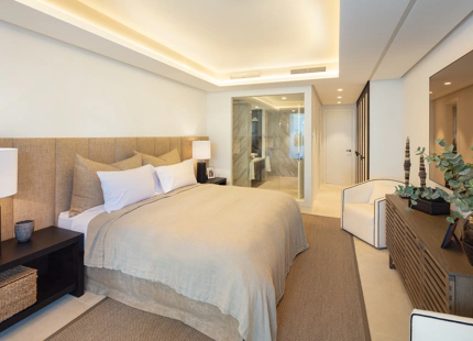 EXQUISITO APARTAMENTO EN PLANTA BAJA EN VENTA EN PUENTE ROMANO, EN LA MILLA DE ORO DE MARBELLA