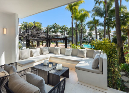 EXQUISITO APARTAMENTO EN PLANTA BAJA EN VENTA EN PUENTE ROMANO, EN LA MILLA DE ORO DE MARBELLA