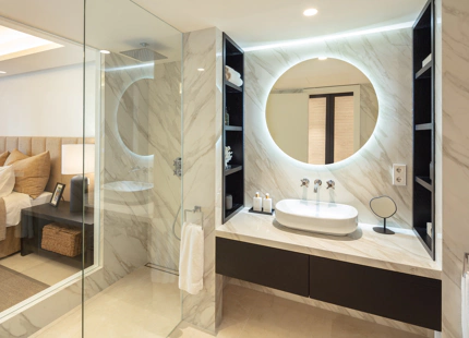 EXQUISITO APARTAMENTO EN PLANTA BAJA EN VENTA EN PUENTE ROMANO, EN LA MILLA DE ORO DE MARBELLA