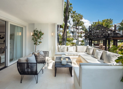 EXQUISITO APARTAMENTO EN PLANTA BAJA EN VENTA EN PUENTE ROMANO, EN LA MILLA DE ORO DE MARBELLA