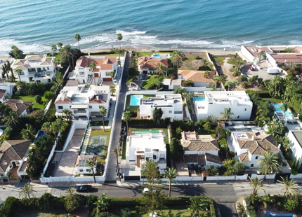 UNIQUE SECOND-LINE BEACH VILLA TO REFORM FOR SALE IN MARBESA