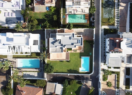 UNIQUE SECOND-LINE BEACH VILLA TO REFORM FOR SALE IN MARBESA