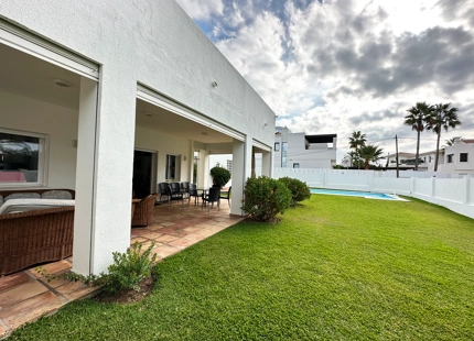 UNIQUE SECOND-LINE BEACH VILLA TO REFORM FOR SALE IN MARBESA