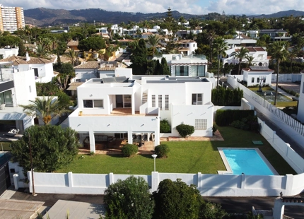 UNIQUE SECOND-LINE BEACH VILLA TO REFORM FOR SALE IN MARBESA
