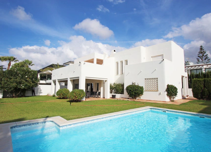 UNIQUE SECOND-LINE BEACH VILLA TO REFORM FOR SALE IN MARBESA