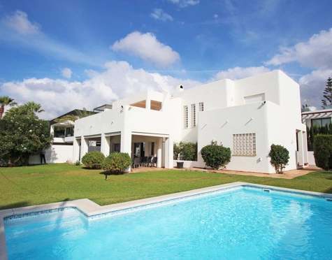 VILLA UNICA EN SEGUNDA LÍNEA DE PLAYA PARA REFORMAR EN VENTA EN MARBESA