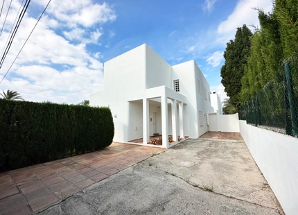 UNIQUE SECOND-LINE BEACH VILLA TO REFORM FOR SALE IN MARBESA