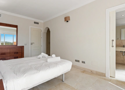 APARTAMENTO DE 2 DORMITORIOS CON IMPRESIONANTES VISTAS AL MEDITERRÁNEO EN VENTA EN ESTEPONA