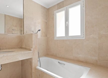 APARTAMENTO DE 2 DORMITORIOS CON IMPRESIONANTES VISTAS AL MEDITERRÁNEO EN VENTA EN ESTEPONA