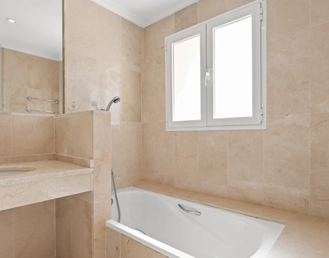Apartamento en venta en Nueva Atalaya, Estepona East