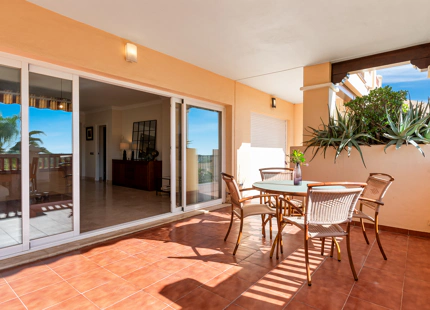 APARTAMENTO DE 2 DORMITORIOS CON IMPRESIONANTES VISTAS AL MEDITERRÁNEO EN VENTA EN ESTEPONA