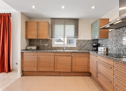 APARTAMENTO DE 2 DORMITORIOS CON IMPRESIONANTES VISTAS AL MEDITERRÁNEO EN VENTA EN ESTEPONA