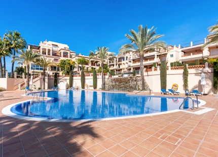 APARTAMENTO DE 2 DORMITORIOS CON IMPRESIONANTES VISTAS AL MEDITERRÁNEO EN VENTA EN ESTEPONA