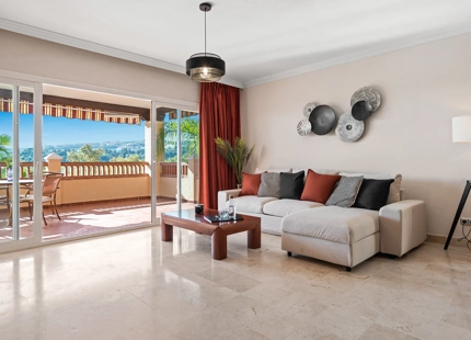 APARTAMENTO DE 2 DORMITORIOS CON IMPRESIONANTES VISTAS AL MEDITERRÁNEO EN VENTA EN ESTEPONA
