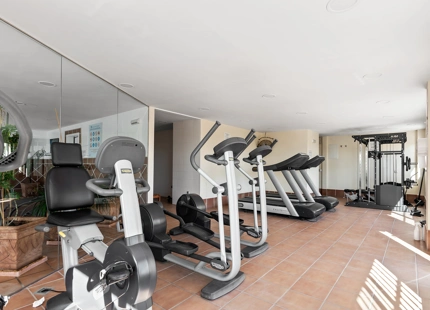 APARTAMENTO DE 2 DORMITORIOS CON IMPRESIONANTES VISTAS AL MEDITERRÁNEO EN VENTA EN ESTEPONA