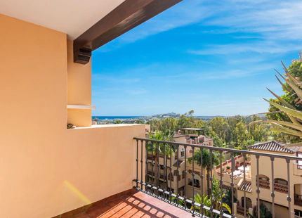 APARTAMENTO DE 2 DORMITORIOS CON IMPRESIONANTES VISTAS AL MEDITERRÁNEO EN VENTA EN ESTEPONA
