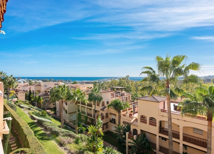 APARTAMENTO DE 2 DORMITORIOS CON IMPRESIONANTES VISTAS AL MEDITERRÁNEO EN VENTA EN ESTEPONA