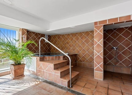 APARTAMENTO DE 2 DORMITORIOS CON IMPRESIONANTES VISTAS AL MEDITERRÁNEO EN VENTA EN ESTEPONA