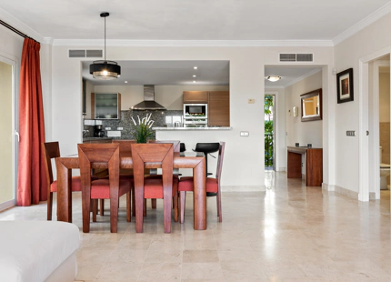 APARTAMENTO DE 2 DORMITORIOS CON IMPRESIONANTES VISTAS AL MEDITERRÁNEO EN VENTA EN ESTEPONA