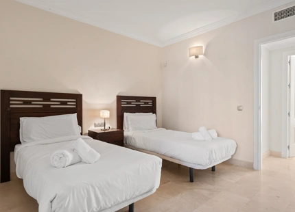 APARTAMENTO DE 2 DORMITORIOS CON IMPRESIONANTES VISTAS AL MEDITERRÁNEO EN VENTA EN ESTEPONA