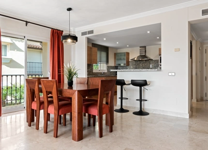 APARTAMENTO DE 2 DORMITORIOS CON IMPRESIONANTES VISTAS AL MEDITERRÁNEO EN VENTA EN ESTEPONA