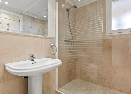APARTAMENTO DE 2 DORMITORIOS CON IMPRESIONANTES VISTAS AL MEDITERRÁNEO EN VENTA EN ESTEPONA