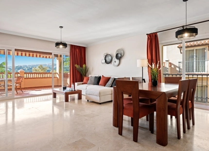 APARTAMENTO DE 2 DORMITORIOS CON IMPRESIONANTES VISTAS AL MEDITERRÁNEO EN VENTA EN ESTEPONA