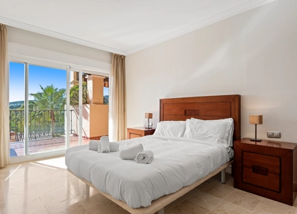 APARTAMENTO DE 2 DORMITORIOS CON IMPRESIONANTES VISTAS AL MEDITERRÁNEO EN VENTA EN ESTEPONA