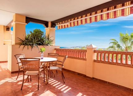 APARTAMENTO DE 2 DORMITORIOS CON IMPRESIONANTES VISTAS AL MEDITERRÁNEO EN VENTA EN ESTEPONA
