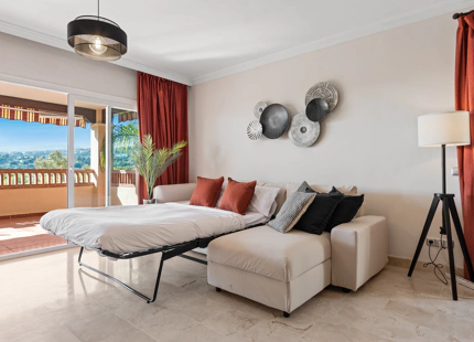 APARTAMENTO DE 2 DORMITORIOS CON IMPRESIONANTES VISTAS AL MEDITERRÁNEO EN VENTA EN ESTEPONA