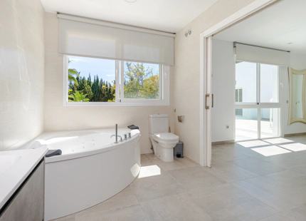 VILLA TOTALMENTE RENOVADA EN VENTA EN EL CORAZÓN DE NUEVA ANDALUCÍA, MARBELLA